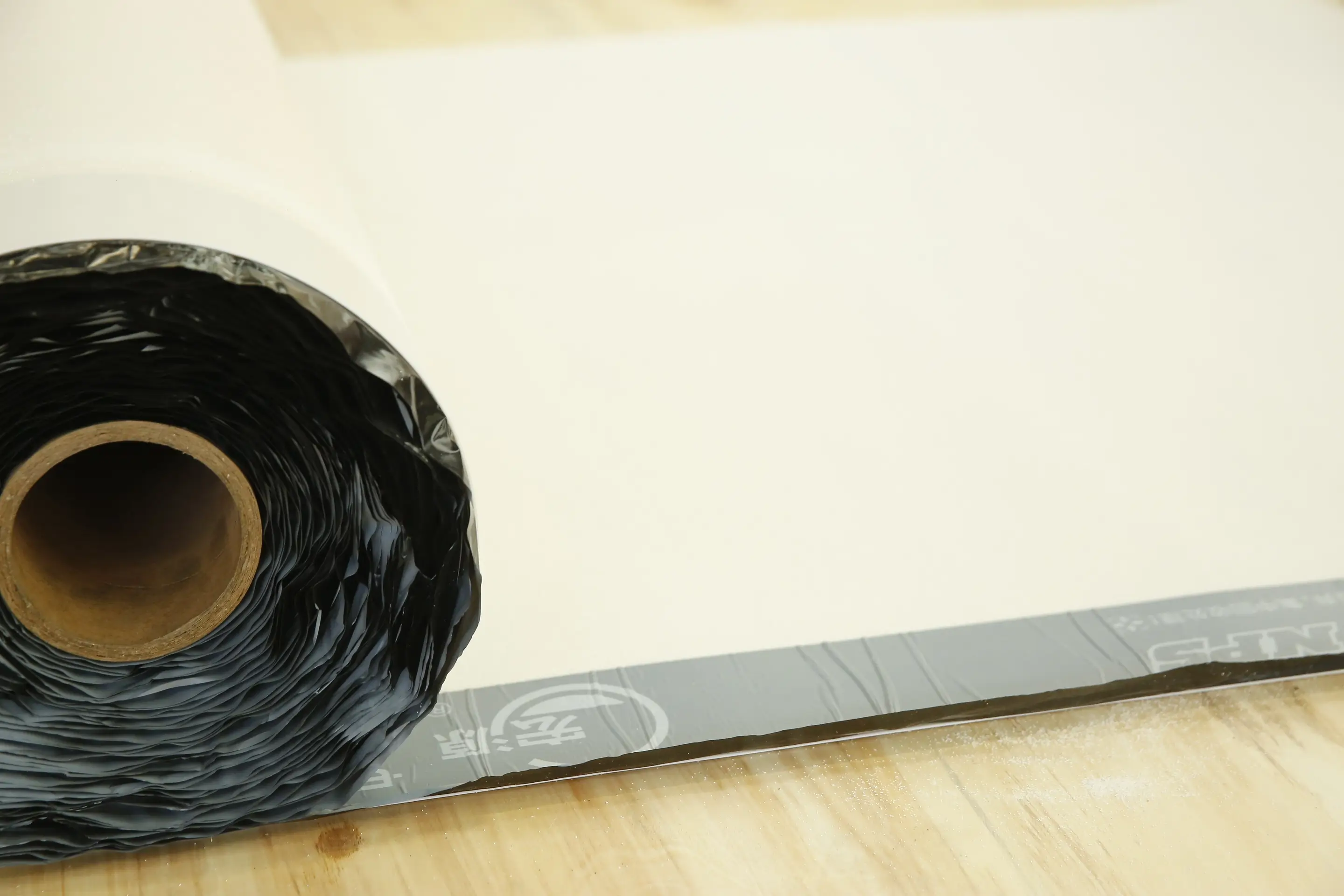 Membrana autoadesiva de HDPE com sobreposição adesiva